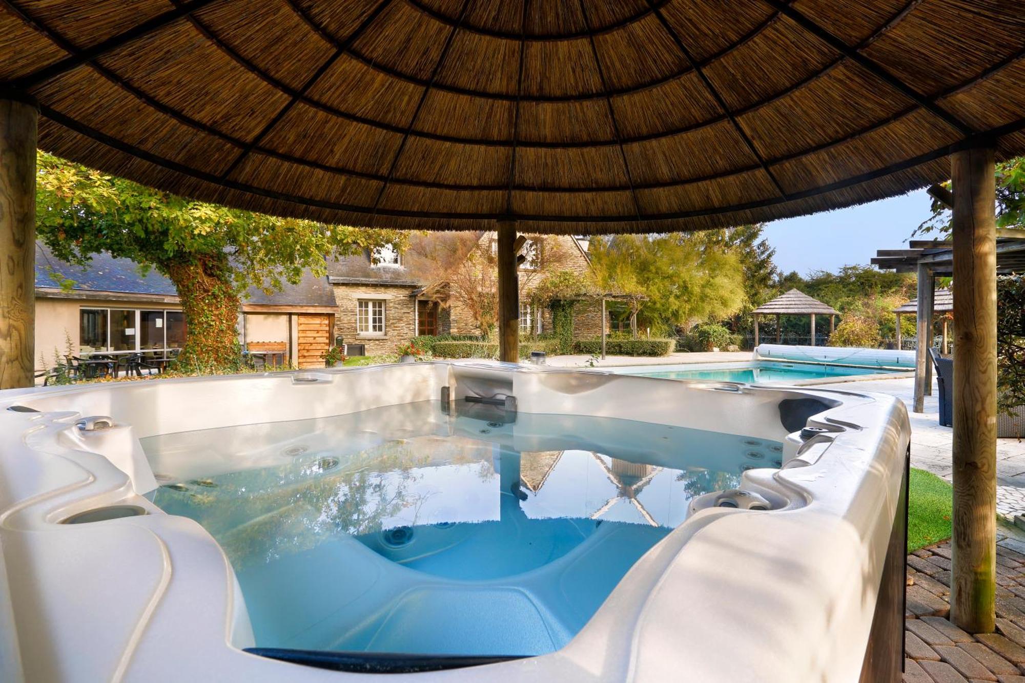 Hotel Logis Domaine Du Moulin Cavier Avrillé Esterno foto